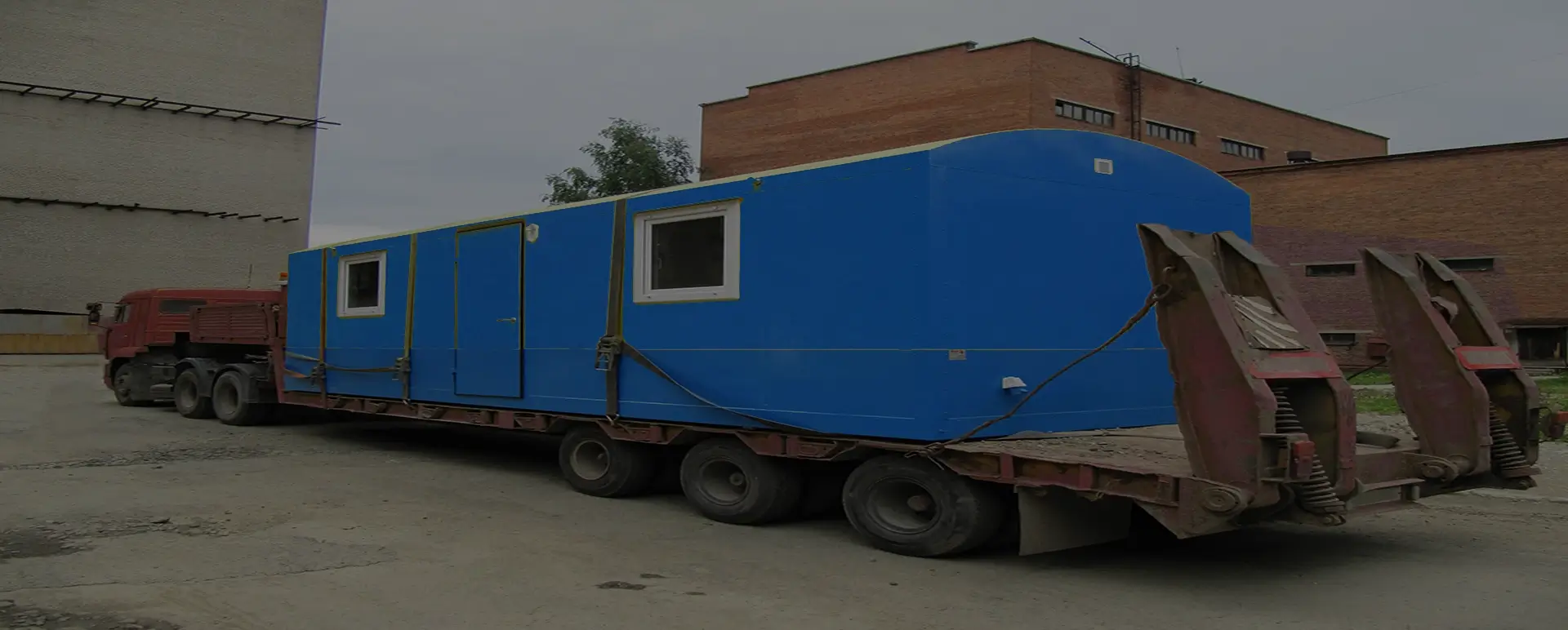 Заказать безопасную и качественную перевозку вагон домов и блок комнат по России из Казани специализированными низкорамными тралами